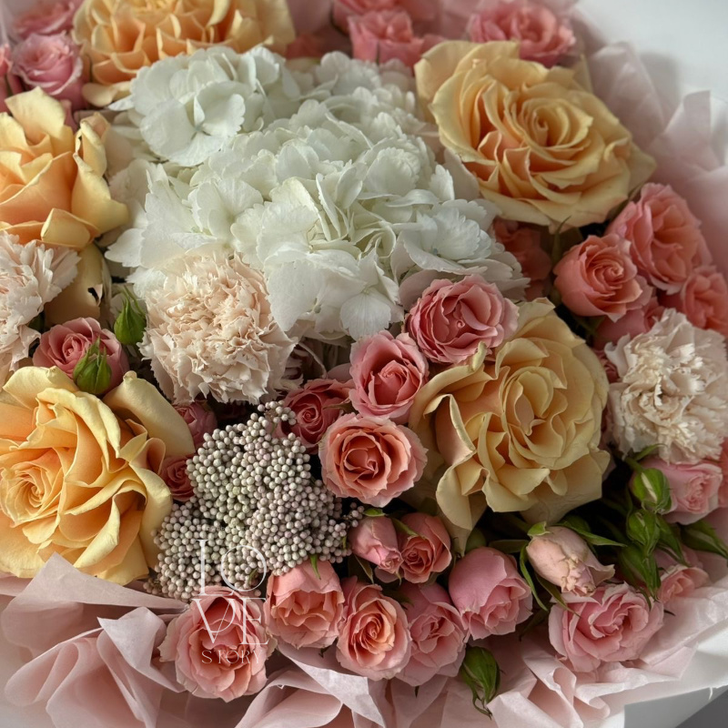 Микс с кремовыми розами 1