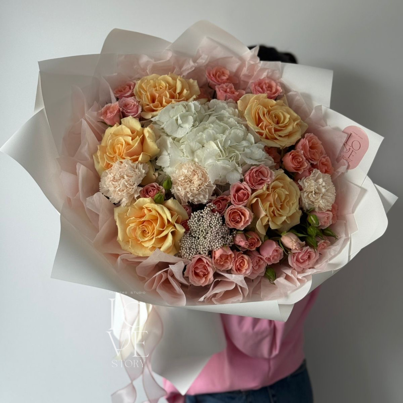 Микс с кремовыми розами
