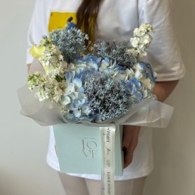 Коробочка с гортензией, маттиолой и аллиумом от интернет-магазина «Love Story Flowers» в Нальчике