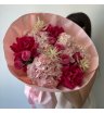Микс с малиновыми розами и астильбой