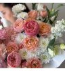 Пышная коробочка с пионовидными розами и эустомой 2