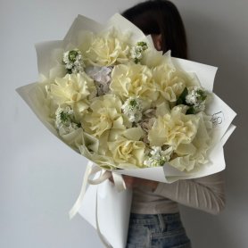 Белые розы, гортензии и маттиола от интернет-магазина «Love Story Flowers» в Нальчике