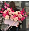 Коробка с гладиолусами и розами Пинк Мондиаль