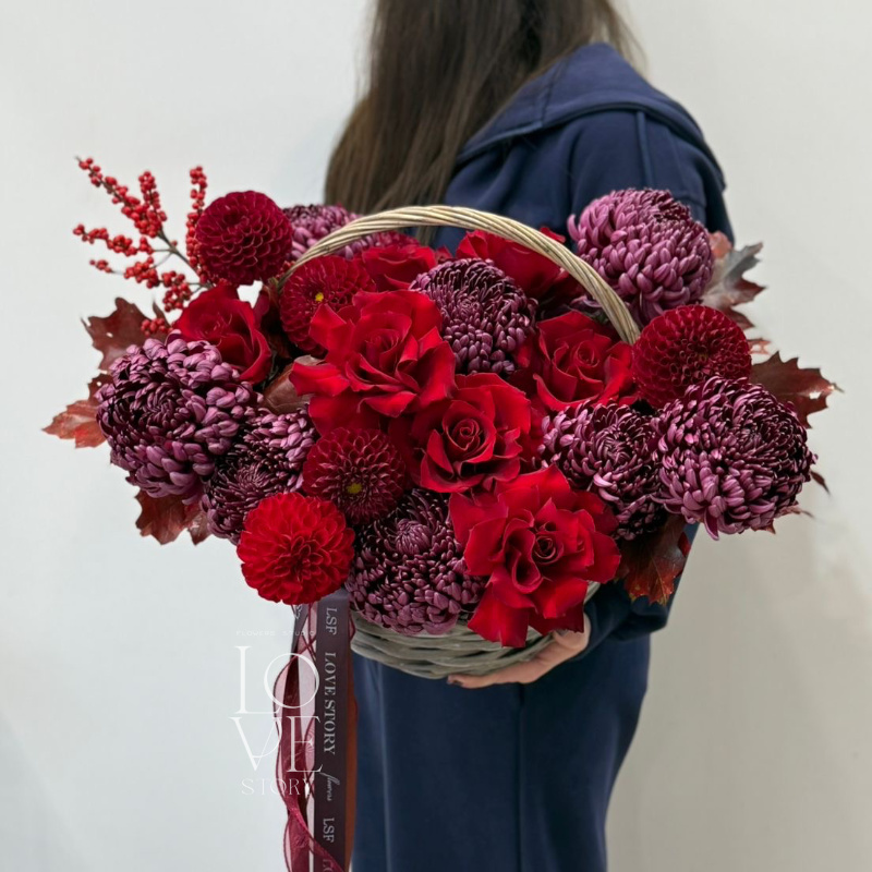 Осенняя корзина с илексом, георгинами и бигуди
