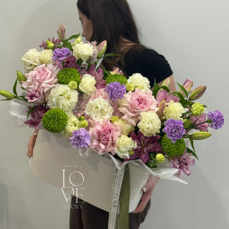 Коробка с лилиями и пионовидными розами