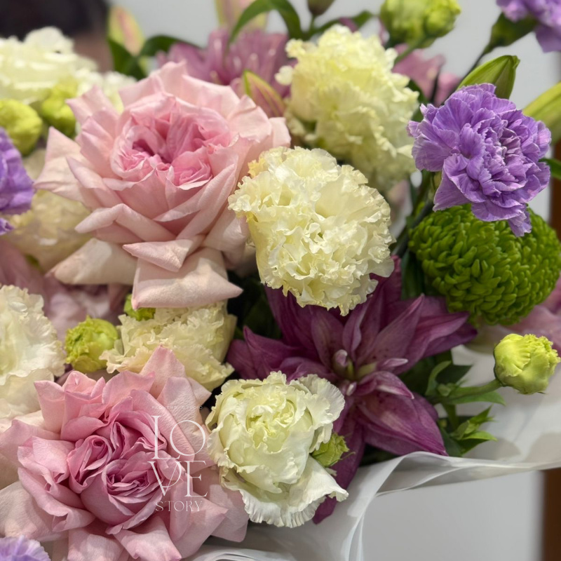 Коробка с лилиями и пионовидными розами 2