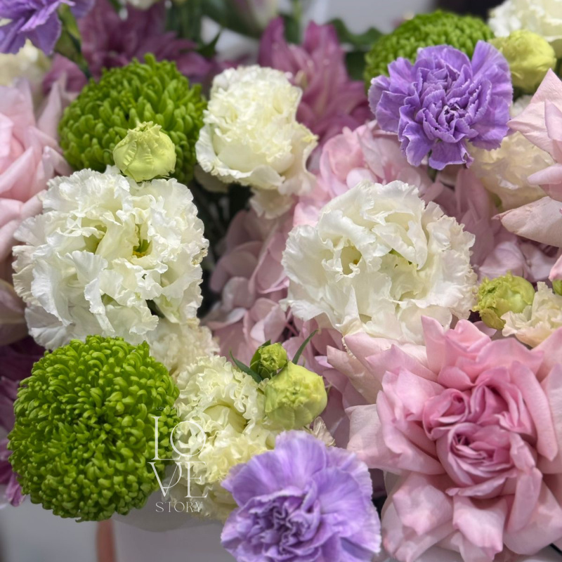 Коробка с лилиями и пионовидными розами 3