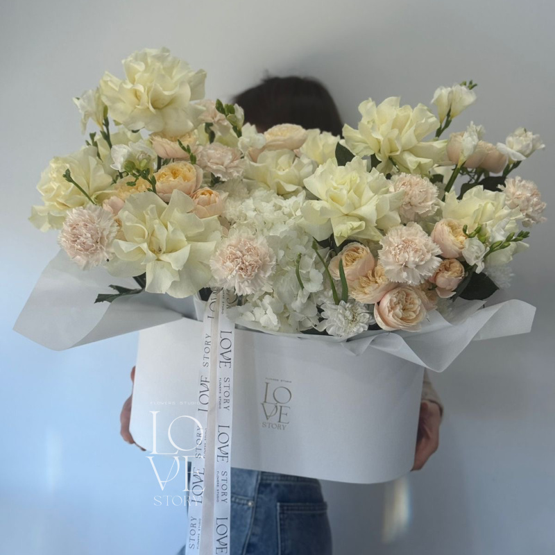 Коробка в нежно кремовых оттенках