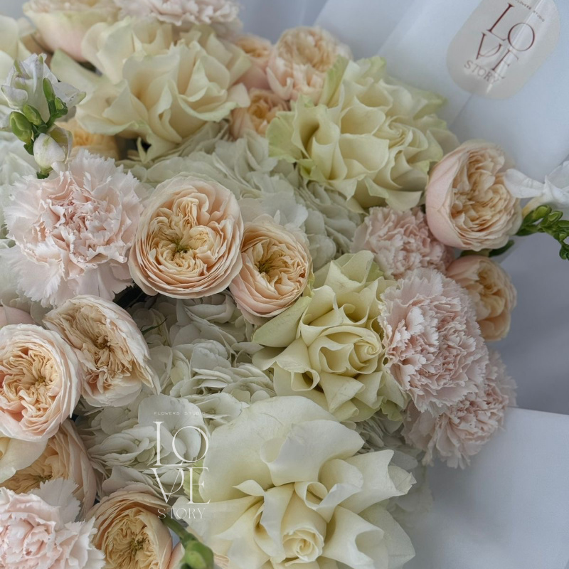 Нежный микс с фрезией и розой Дарлингтон 3