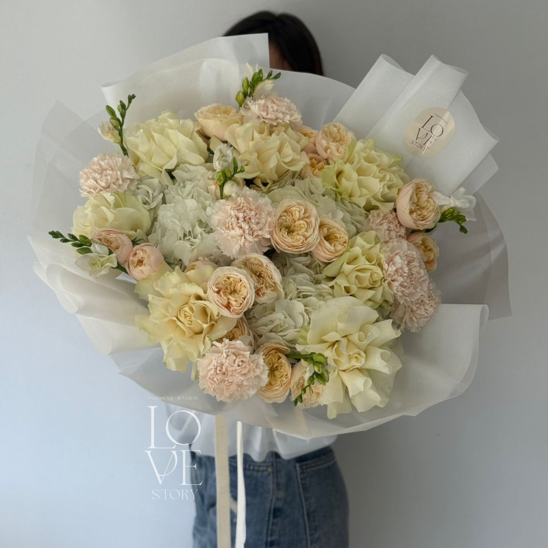 Нежный микс с фрезией и розой Дарлингтон