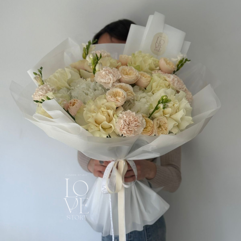 Нежный микс с фрезией и розой Дарлингтон 2