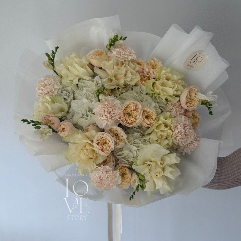 Нежный микс с фрезией и розой Дарлингтон 1