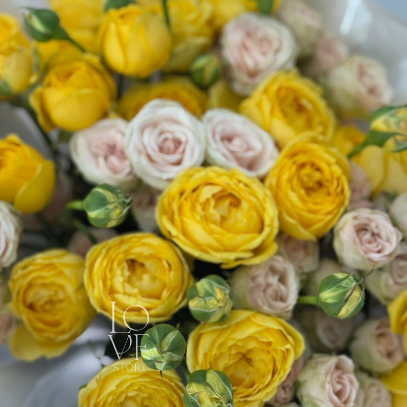 Микс с желтыми кустовыми розами 2