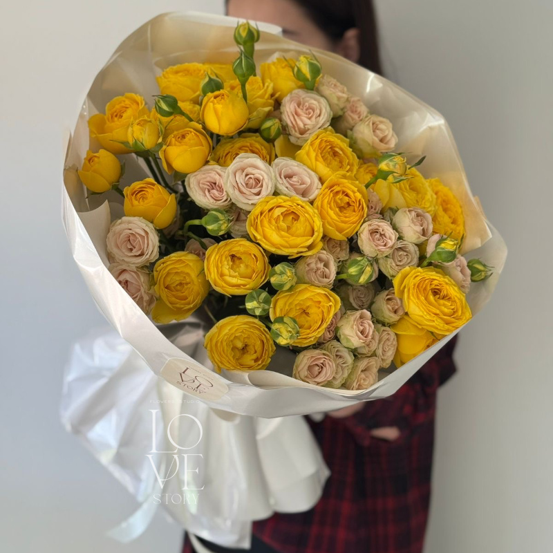 Микс с желтыми кустовыми розами