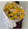 Микс с желтыми кустовыми розами