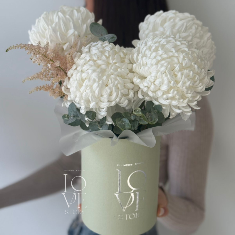 Коробочка с бигуди и астильбоцй