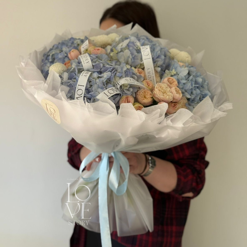 Микс голубых хризантем и розы Роял Блаш 1