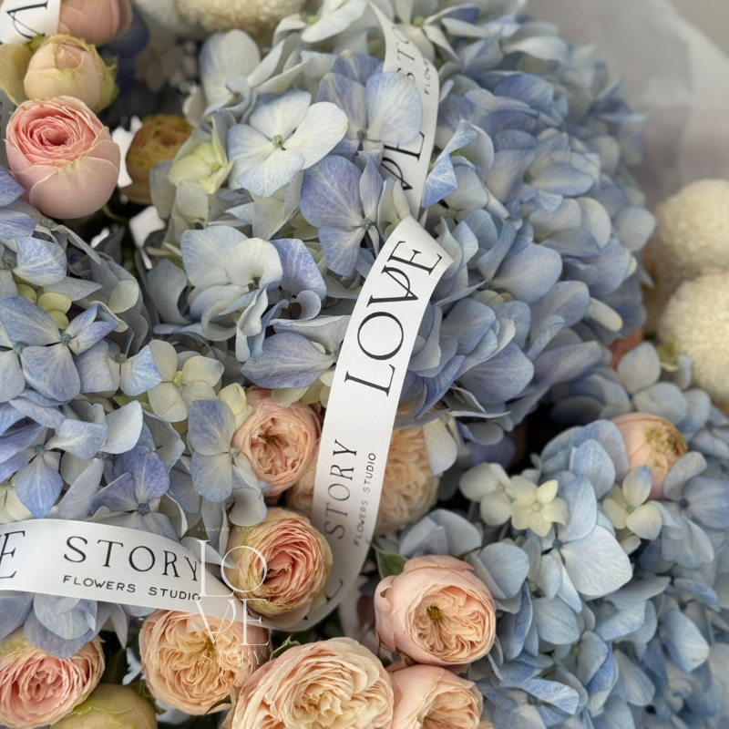 Микс голубых хризантем и розы Роял Блаш 2