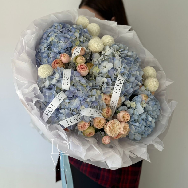 Микс голубых хризантем и розы Роял Блаш