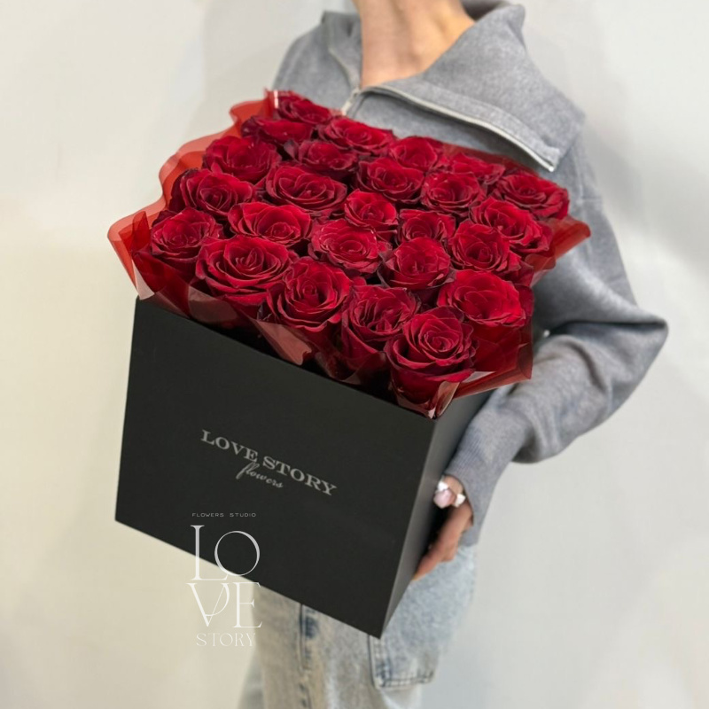 Роза Эксплоер в квадратной коробке 