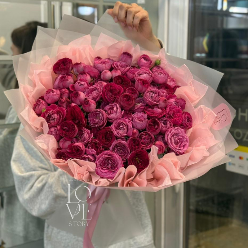 Микс малиновых кустовых роз