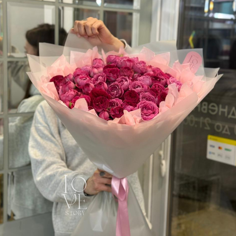 Микс малиновых кустовых роз 2