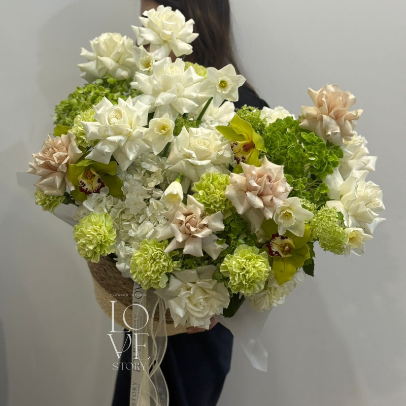 Корзина макси с вибурнумом, розами и орхидеей