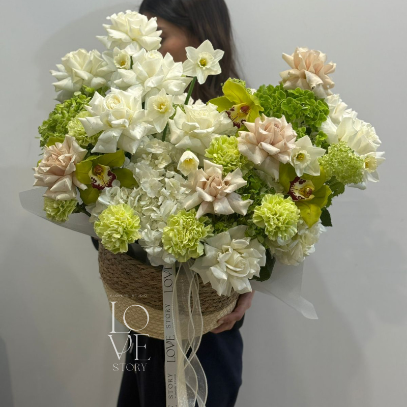 Корзина макси с вибурнумом, розами и орхидеей 1