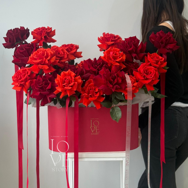 Овальная коробка с розами Нина и Эксплоер 