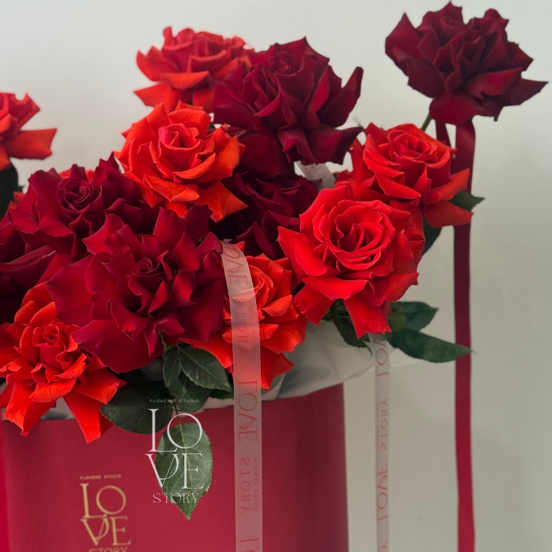 Овальная коробка с розами Нина и Эксплоер  2