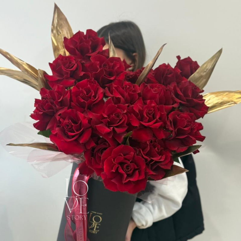 Роза Эксплоер с листьями в высокой коробке