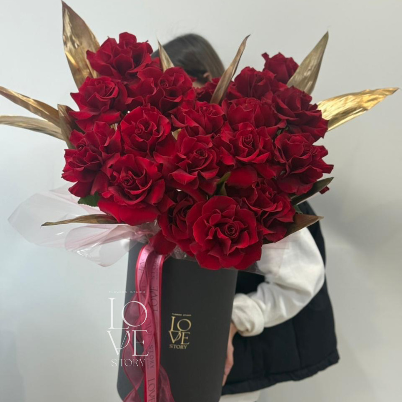 Роза Эксплоер с листьями в высокой коробке 1