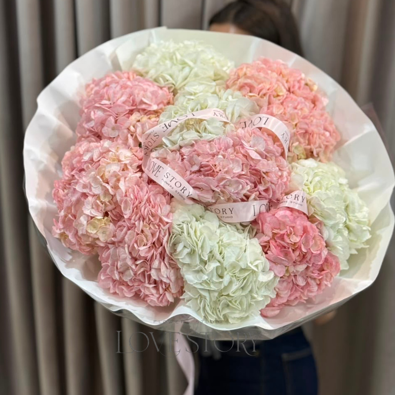 Букет из белых и розовых гортензий